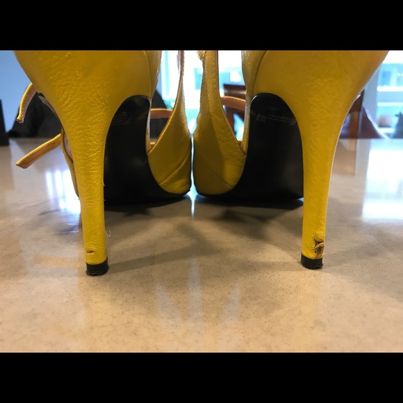 Yellow Pumps - Picture 6 of 7